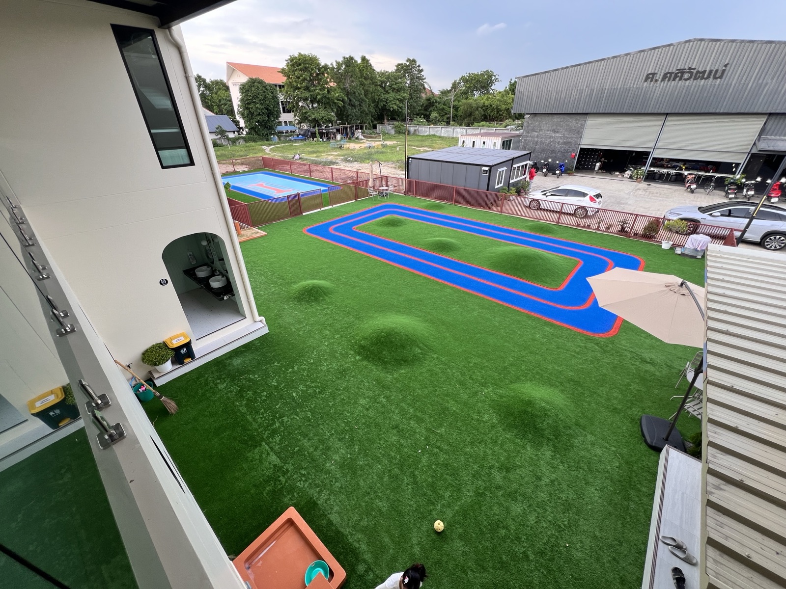 สนามหญ้ากลางแจ้งขนาดใหญ่ของ Perfect Pet House